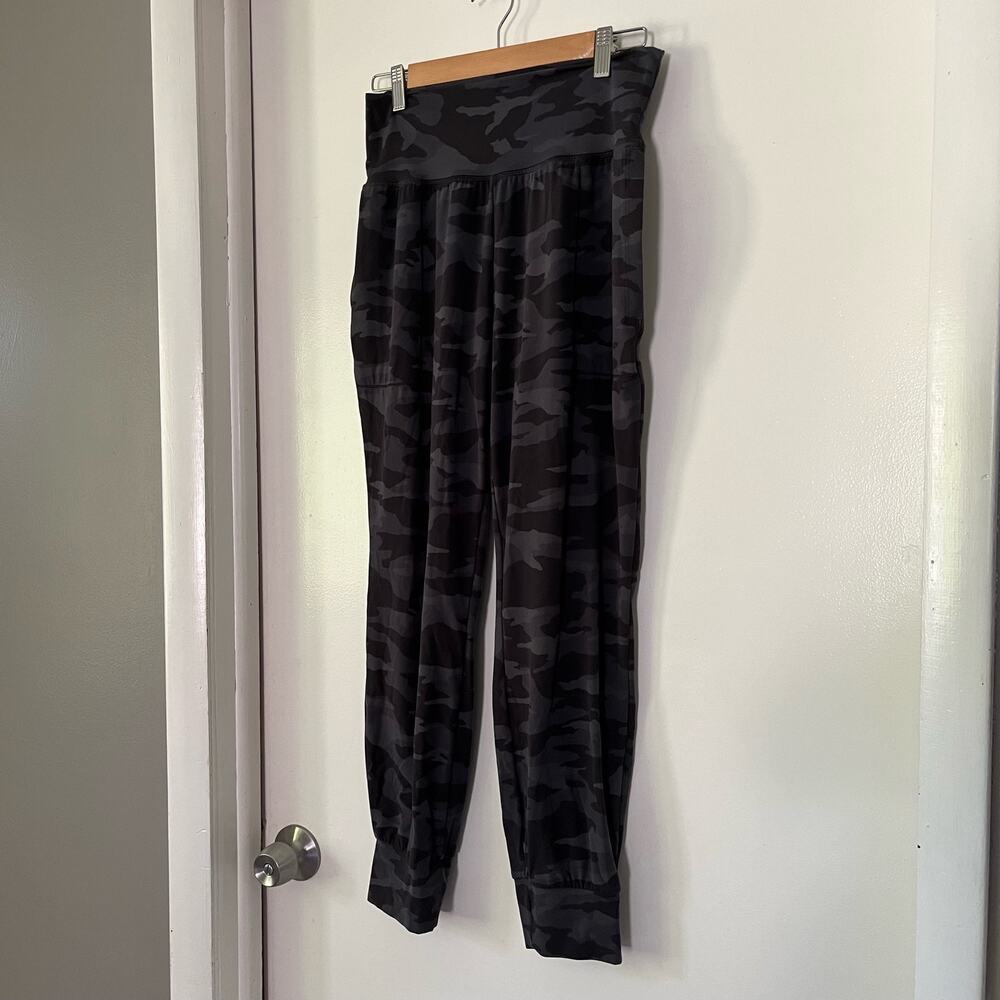 Athleta Salutation Camo Jogger Women's Size Medium Activewear Leggings - Picture 4 of 5